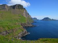 Rógvukollur Klippen (464m) bei Gásadalur und Insel Tindhólmur_Insel Vágar